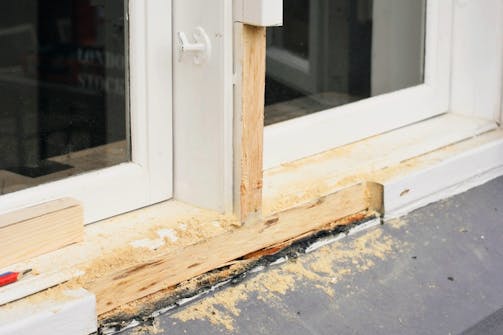 Fjern det råtne treverket: Fortsett rundt fra begge sider, og renskjær enden av det området som skal fjernes, slik at det blir et rettkantet hull med rene linjer. Fjern det råtne treverket: Fortsett rundt fra begge sider, og renskjær enden av det området som skal fjernes, slik at det blir et rettkantet hull med rene linjer.